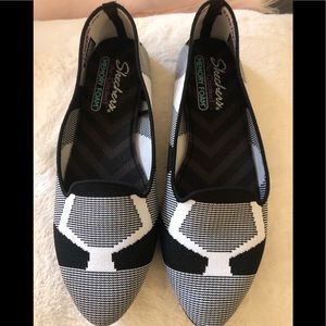 Skechers black & white memory foam, Sz 9, NWT